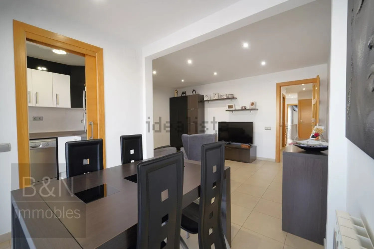 Un hogar reformado, con doble salida exterior y solo un vecino.