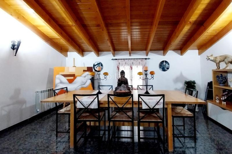 Casa adosada unifamiliar adosada, 4 habitaciones, gran patio en Terrassa