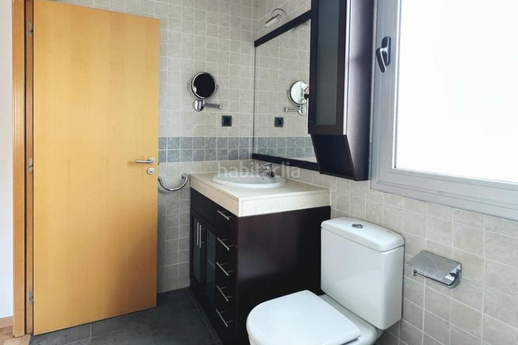 Ático atico seminuevo de 102 m2 con terraza de 53 m2 a pie de comedor con parquing y tratero incluidos en avenida madrid tocando estacio en Terrassa