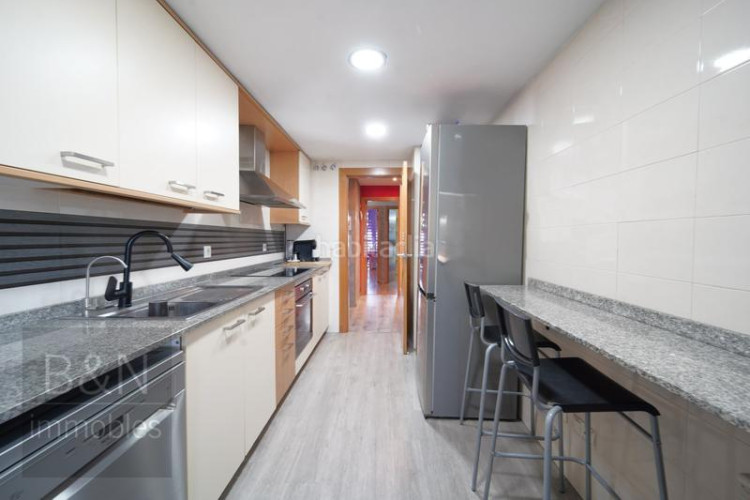 Dúplex tu hogar con alma espacio, confort, tres salidas al exterior y zona comunitaria con piscina y plaza de parking en Terrassa