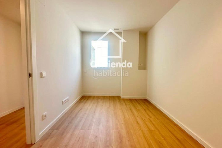 Piso  de 3 habitaciones con balcón en rbla francesc macià en Terrassa