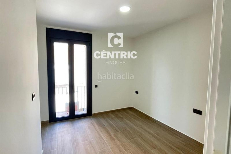 Dúplex  de obra nueva de 2 habitaciones buhardilla multifuncional y terraza en Terrassa