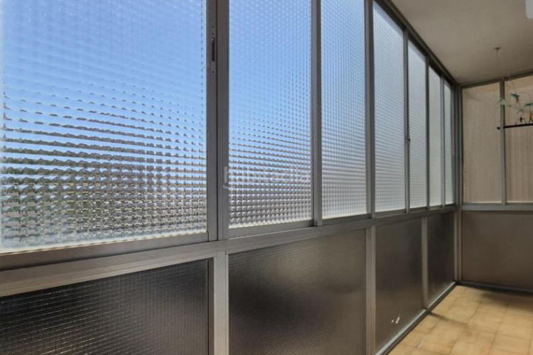 Piso de 137 m2 amb 4 hab i balco 10 m2 oest al carrer ireneu a 50 metres rambla en Terrassa
