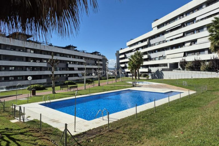 Piso edifici residencial blau cel de 3 hab con terraza 12 m2 sur 2 piscinas, gimnasio, conserjeria y mas en Terrassa