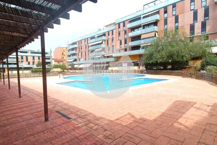Piso bonito piso de 85 m2, 3 hab, 2 baños, galería, balcón, pk y zona comunitaria, en zona olímpica en Terrassa