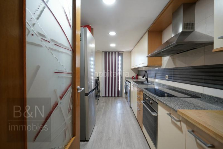 Dúplex tu hogar con alma espacio, confort, tres salidas al exterior y zona comunitaria con piscina y plaza de parking en Terrassa