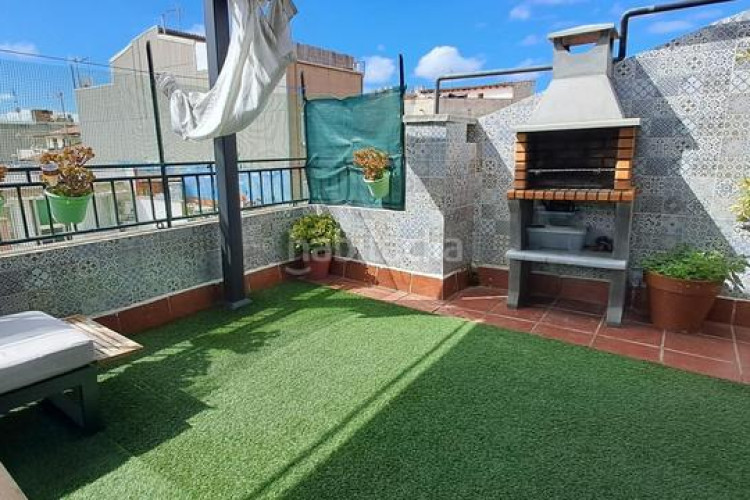 Ático atico totalmente reformado. 2 hab. dobles. 2 terrazas. amplio estudio. en Terrassa