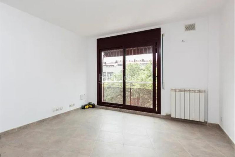 Piso (barcelona). "okupado" (no se puede visitar ni hipotecar). en Terrassa