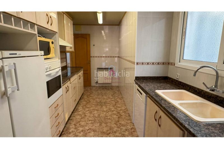 Ático  en venta tocando avda. jaume 1 de 105m construidos con salida a terraza de 18m a pie de comedor. en Terrassa