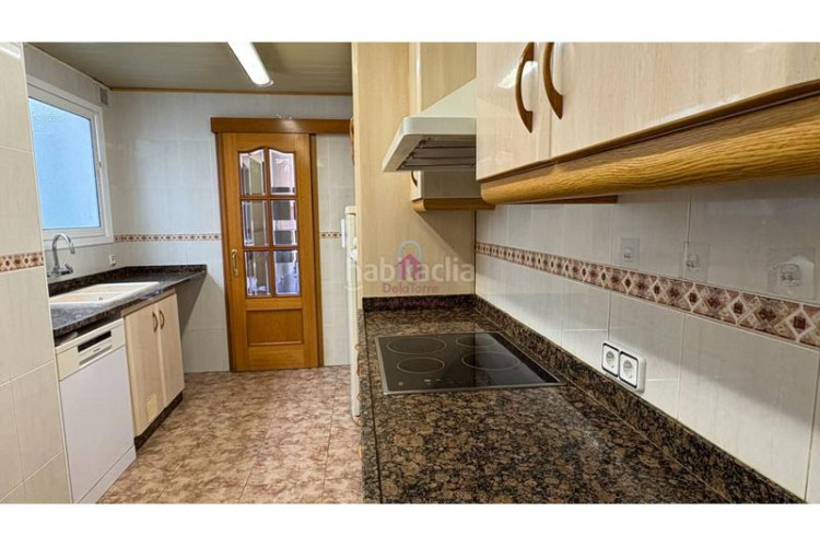 Ático  en venta tocando avda. jaume 1 de 105m construidos con salida a terraza de 18m a pie de comedor. en Terrassa