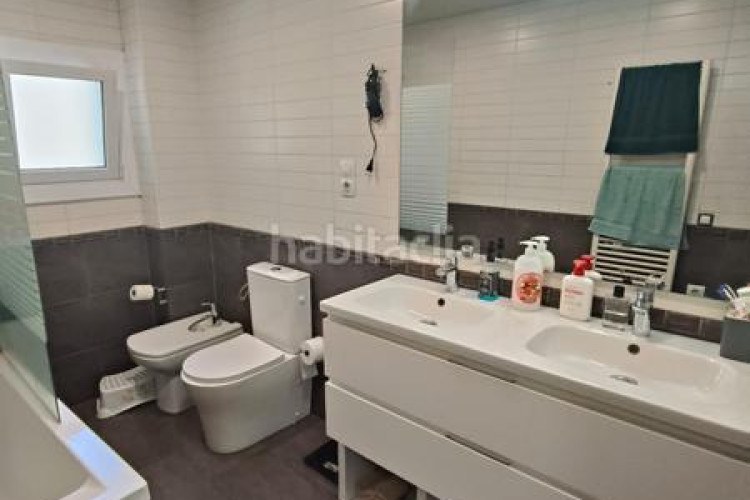 Piso  reformado en La Cogullada 3 dormitorios, 1 baño, todo exterior, cocina individual, con dos balcones uno de 6m y otro de 4m y en Terrassa