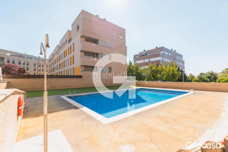 Planta baja precioso piso con terraza y parking en Can Roca en Terrassa