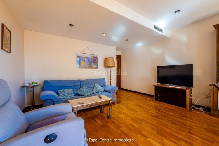 Piso vive en sant pere piso de 88 m con 3 habitaciones, 2 baños y salón luminoso. ubicación ideal cerca de todo en Terrassa