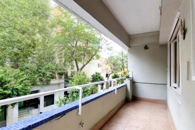 Piso cantoner de 115 m2 i 4 hab al carrer faraday a 100 metres de la plaça del progres en Terrassa