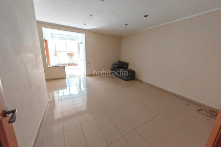 Casa zona de la grípia. casa adosada de 3 plantas + 4habs. + 2lav. + terraza + patio en Terrassa