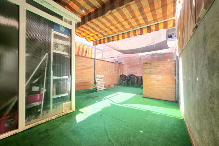 Piso con entrada independiente, terraza y parking en Terrassa