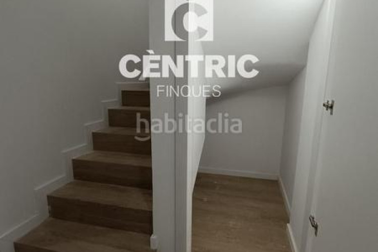 Piso dúplex tercera planta, 4 habitaciones y con terrazas en Terrassa