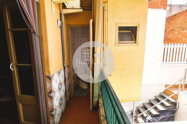 Piso descubre este piso funcional y con mucho potencial! en Terrassa