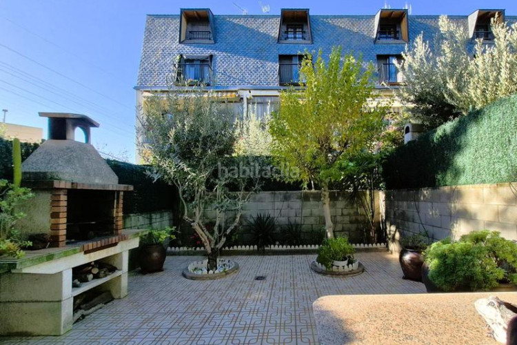 Casa magnifica casa unifamiliar de 230 m2 con 3 hab dobles y gran estudio 55 m2 en Terrassa