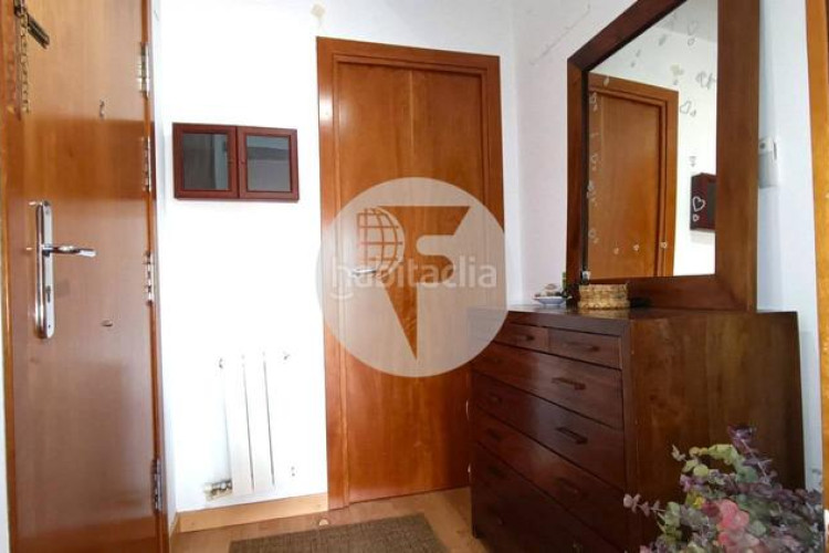 Planta baja bonita planta baja de 2 hab, terraza con barbacoa y plaza de aparcamiento en carrer conca torresana la gripia, en Terrassa