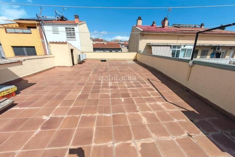 Casa zona de la grípia. casa adosada de 3 plantas + 4habs. + 2lav. + terraza + patio en Terrassa