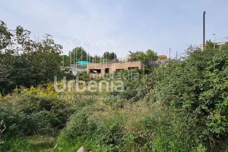 Chalet solar residencial esquinero con orientación sur en can boada, ! en Terrassa