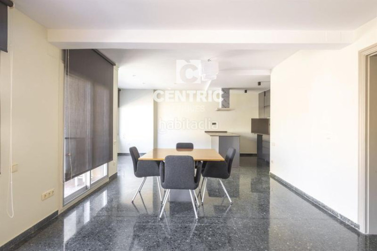 Piso  grande en perfecto estado con terraza y vistas zona vallparadis en Terrassa