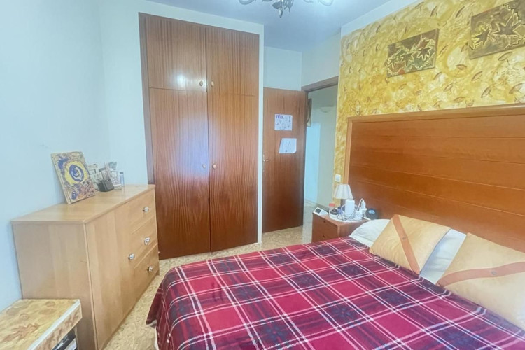 Plau00E7a del Mestre Serrat, Sant Pere