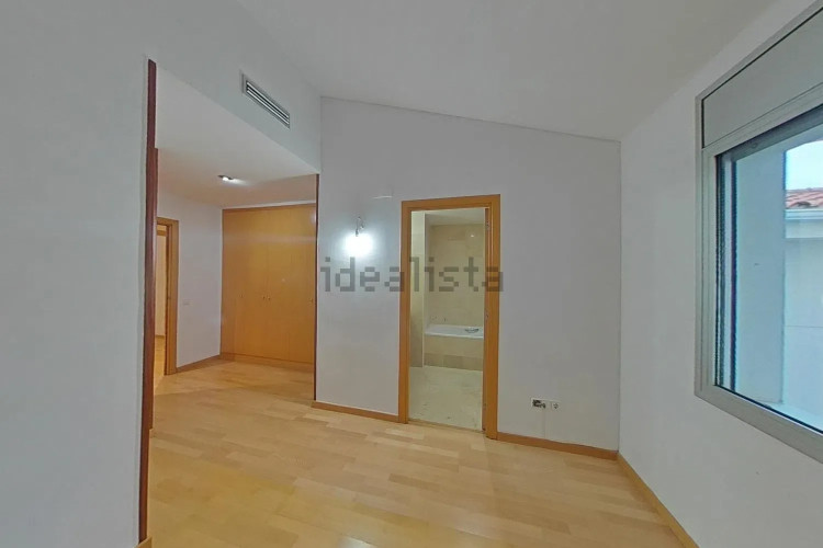 ESPECTACULAR DÚPLEX DE 4DORMITORIOS+3BAÑOS +BALCON+TERRAZA + PARKING (17M).
