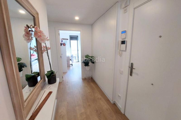Piso  seminuevo junto a rambla, 3 habitaciones y pk opcional.. muy actual en Terrassa