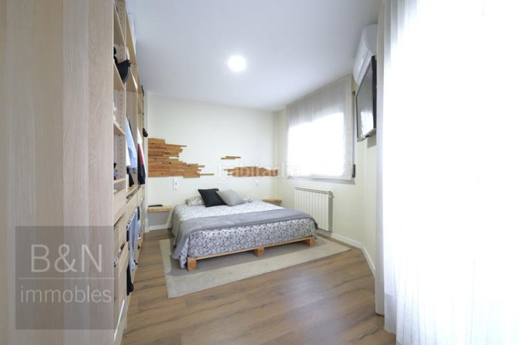 Casa  cantonera toda exterior, reformada en un estilo moderno y abierto, con una amplia terraza y gran garaje ! en Terrassa
