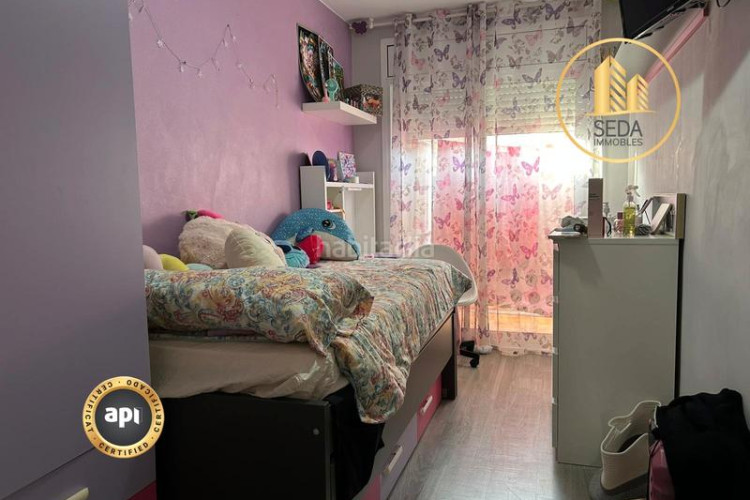 Piso amplio piso familiar con suite, balcones y parking en zona residencial tranquila en Terrassa