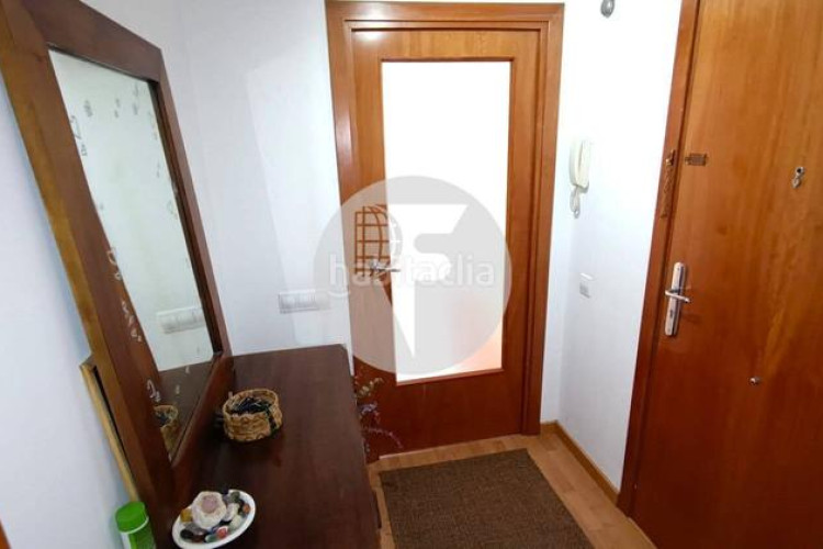 Planta baja bonita planta baja de 2 hab, terraza con barbacoa y plaza de aparcamiento en carrer conca torresana la gripia, en Terrassa