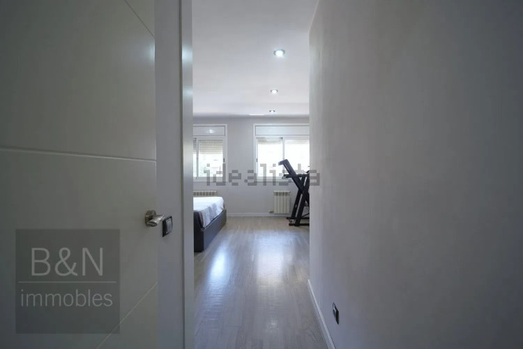Una vivienda reformada con encanto, dos balcones y plaza de parking