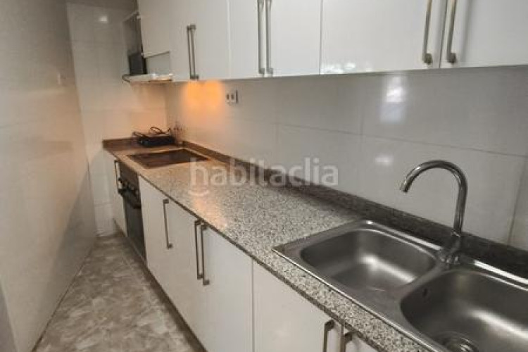 Piso  reformado en La Cogullada 3 dormitorios, 1 baño, todo exterior, cocina individual, con dos balcones uno de 6m y otro de 4m y en Terrassa