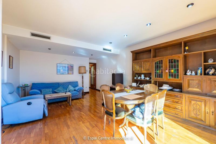 Piso vive en sant pere piso de 88 m con 3 habitaciones, 2 baños y salón luminoso. ubicación ideal cerca de todo en Terrassa