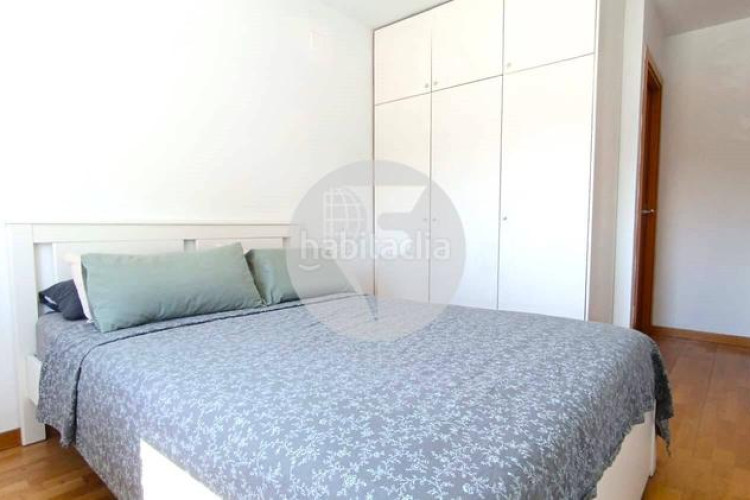 Piso bonito piso de 85 m2, 3 hab, 2 baños, galería, balcón, pk y zona comunitaria, en zona olímpica en Terrassa