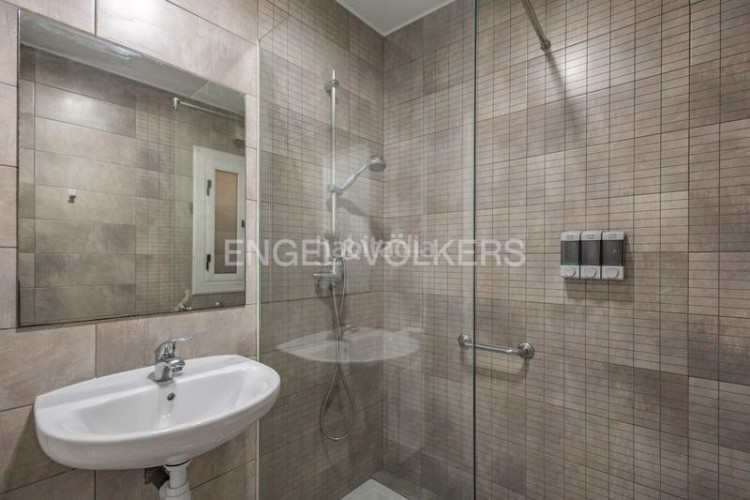 Apartamento oportunidad única! piso amplio de 99m construidos con 4 dormitorios y balcón en Terrassa