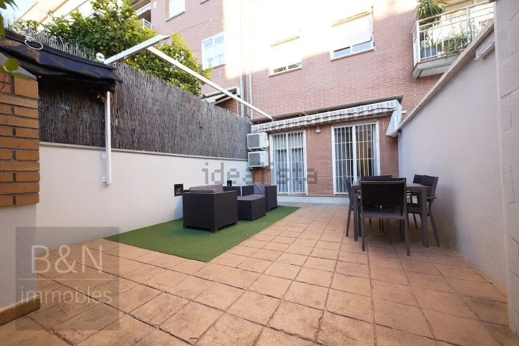En exclusiva: planta baja con alma de hogar, gran terraza y parking en un entorno tranquilo rodeado