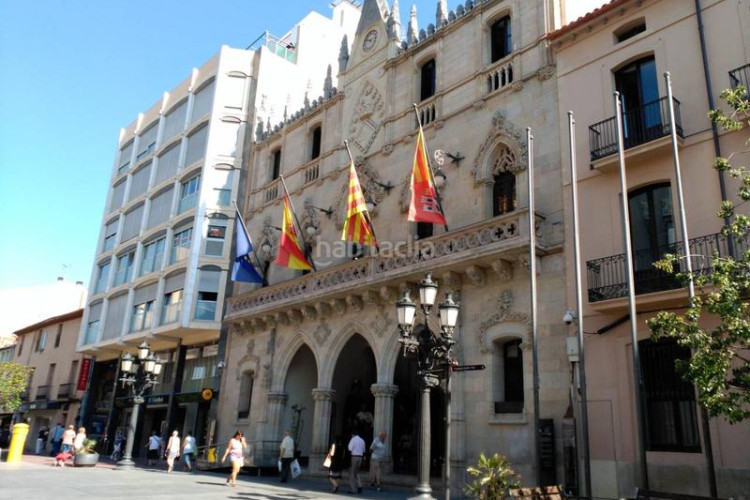 Piso  seminuevo junto a rambla, 3 habitaciones y pk opcional.. muy actual en Terrassa