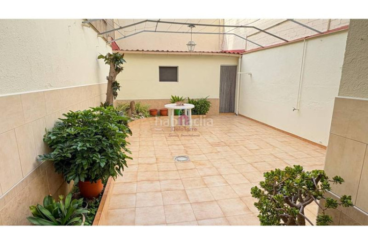 Casa  en venta en la gripia, en carrer borges blanques de 220m construidos con salida a patio de 40m, tres terrazas y en Terrassa