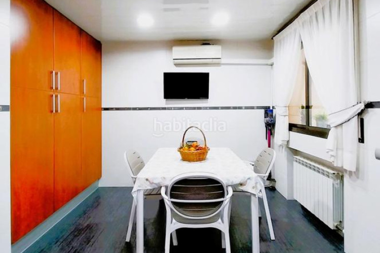 Casa magnifica casa unifamiliar de 230 m2 con 3 hab dobles y gran estudio 55 m2 en Terrassa