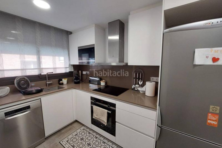 Piso  seminuevo junto a rambla, 3 habitaciones y pk opcional.. muy actual en Terrassa
