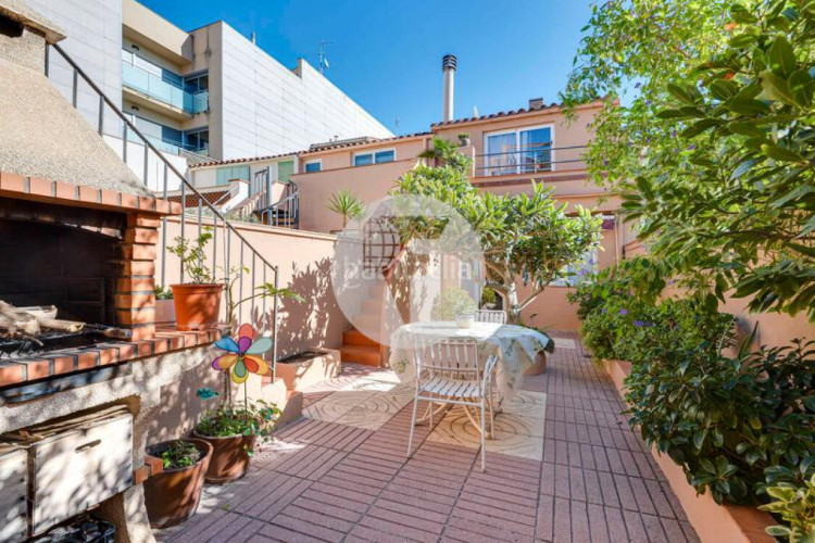 Casa exclusiva casa de tres plantas y un estudio a tan solo 5 minutos del centro en Terrassa