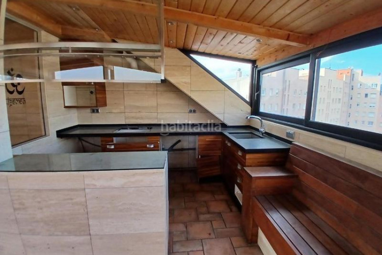 Piso vivienda de 4 habitaciones con gran terraza y parking incluido en Terrassa