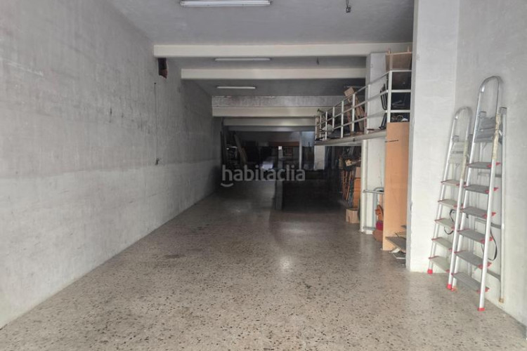 Chalet casa de 3 plantas con piscina y gran garajealmacén en Terrassa