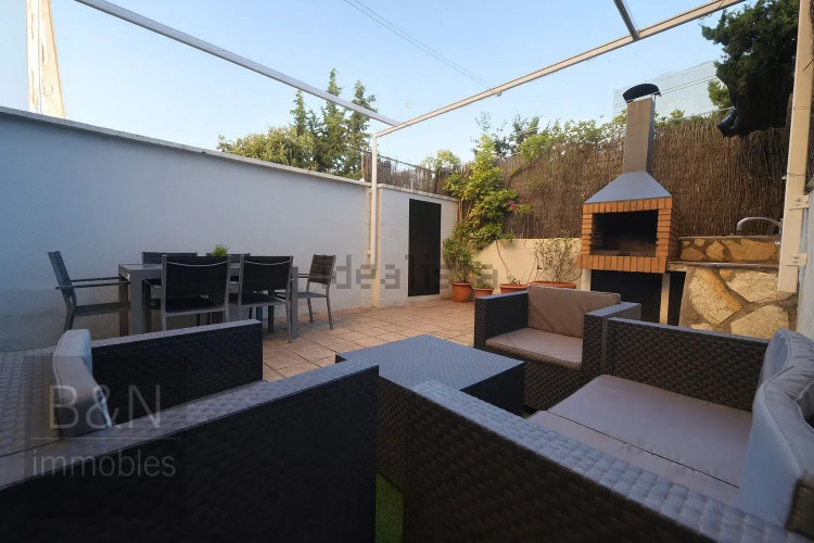 En exclusiva: planta baja con alma de hogar, gran terraza y parking en un entorno tranquilo rodeado