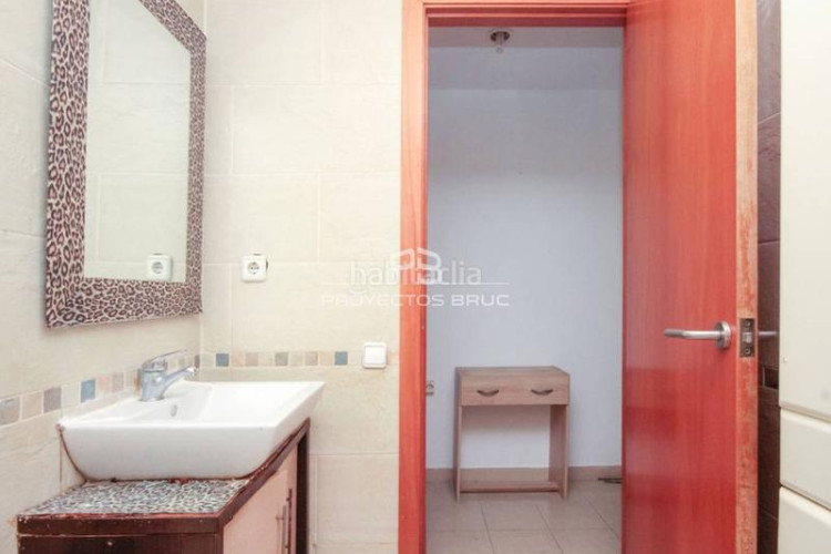 Piso  de 1 dormitorio, finca del 2006 en venta infórmese en Terrassa