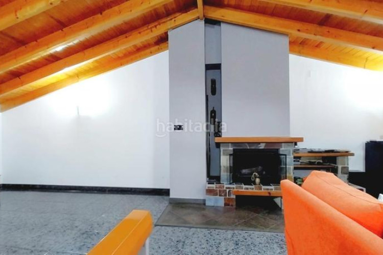 Casa magnifica casa unifamiliar de 230 m2 con garaje 3 coches, 3 grandes dormitorios, especatcular estudio 55 m2 y patio en Terrassa