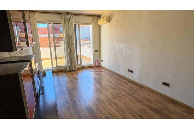 Ático  en venta tocando avda. jaume 1 de 105m construidos con salida a terraza de 18m a pie de comedor. en Terrassa